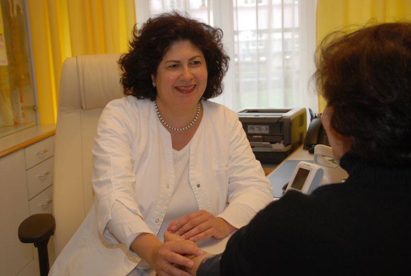 Frau Doktor Persia Djahan bei einer Besprechung mit einer Patientin