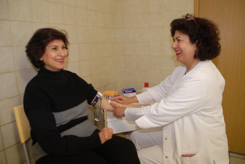 Frau Doktor Persia Djahan bei einer Behandlung